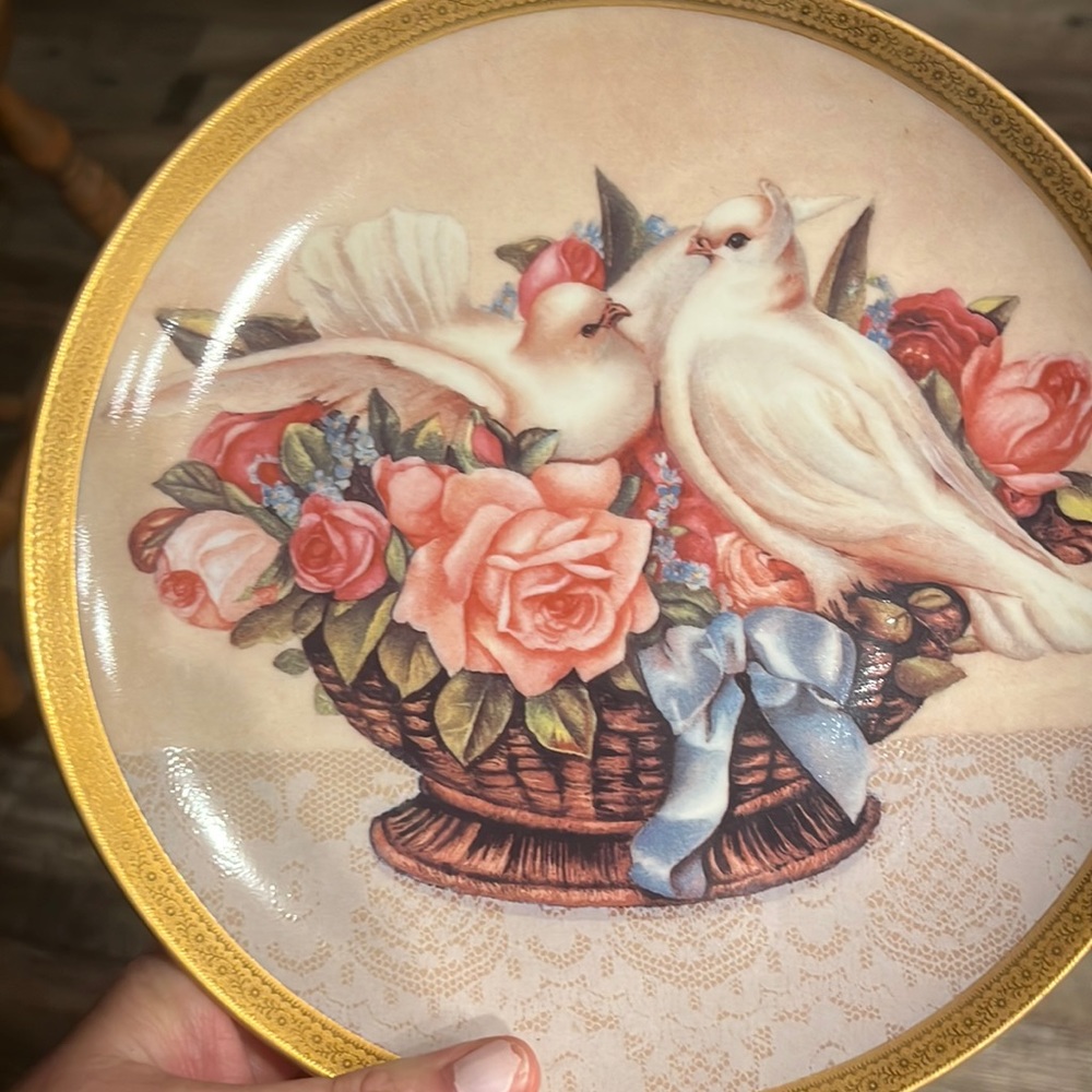 Gloria Vanderbilt heirloom collection romance in bloom hand painted plate.
